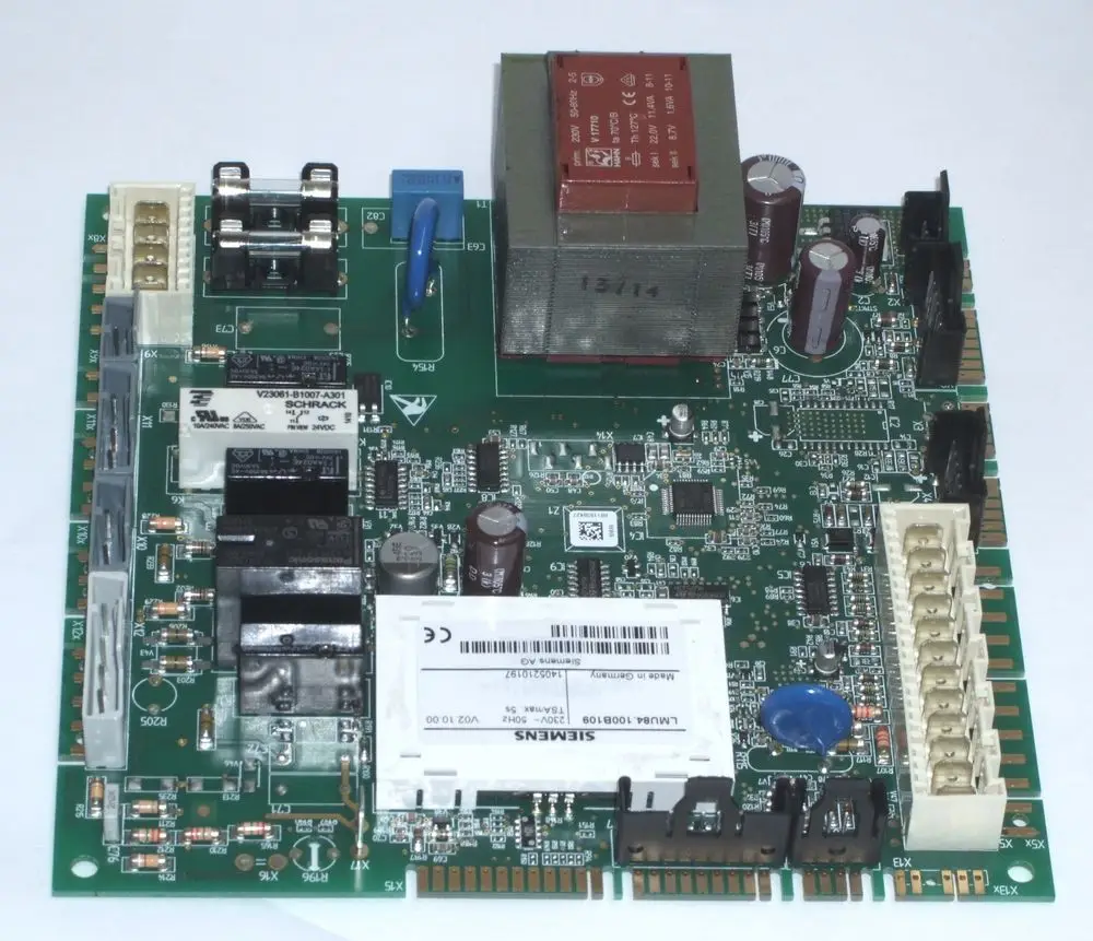 Platine von Daikin mit mehreren elektronischen Komponenten, Relais, Kondensatoren und Anschlüssen, für den Einsatz in Heiz- oder Klimaanlagen.